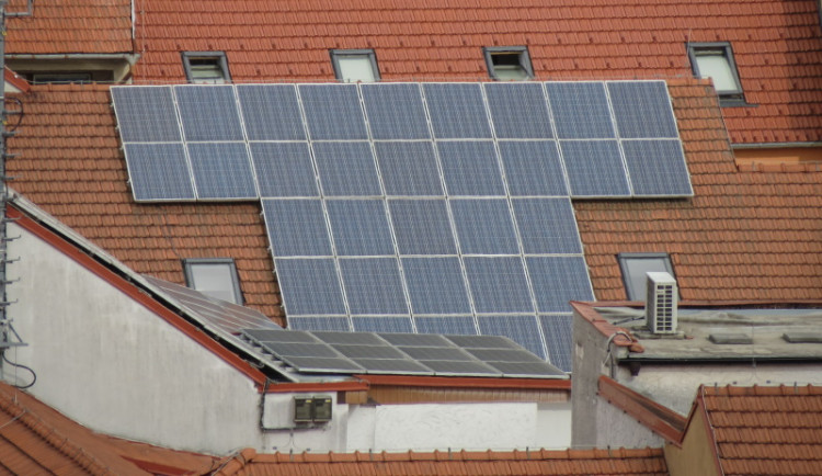 Jak (chytře) investovat do fotovoltaiky v družstvu nebo SVJ?