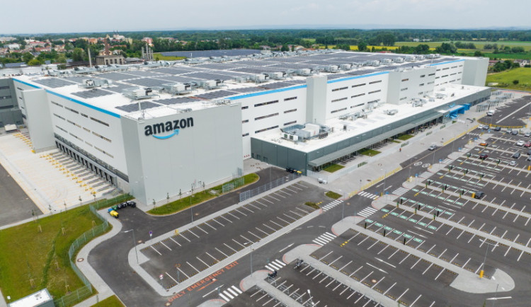 Více než 4 z 10 zaměstnanců dává pro úspěšný start kariéry přednost firemnímu školení před vysokoškolským vzděláním, ukázal průzkum Amazonu