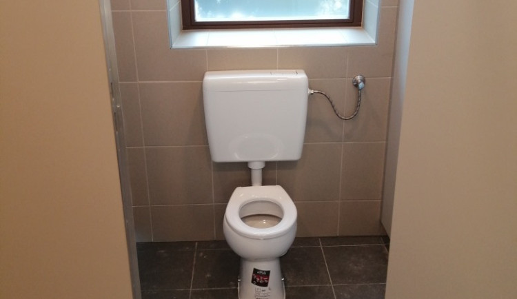 Muž z Prahy se na záchodě v Brně bouchl do hlavy. Mám dobrého právníka, tvrdil strážníkům