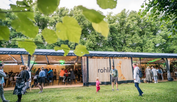 Rohlík znovu na KVIFF. Letos rozšíří Rohlíček zónu i menu z farmářských surovin