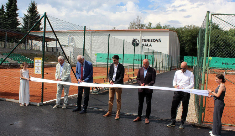 Jičín má novou sportovní halu. Sloužit bude pro tenis, badminton a další sporty