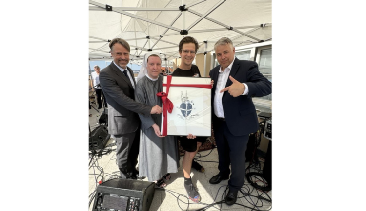 Igor Orozovič vytvořil linoryt pro žižkovskou Nemocnici sv. Kříže