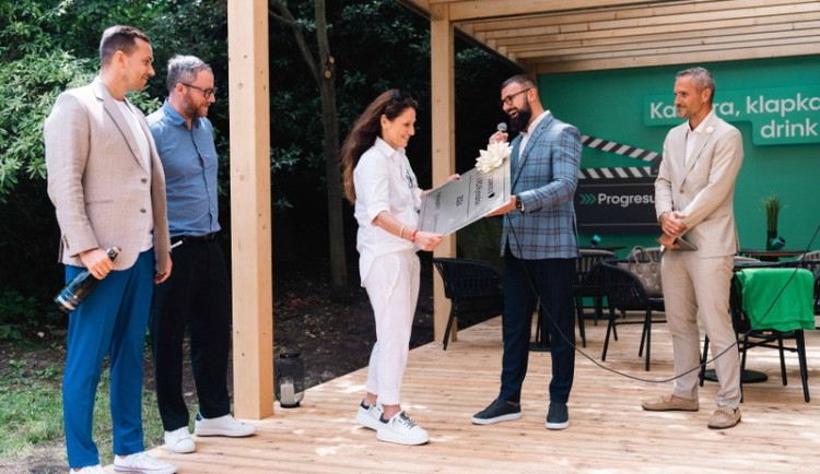 Skupina Progresus na filmovém festivalu ve Varech představila nový kavárenský modul, dřevostavba bude městu sloužit dlouhodobě