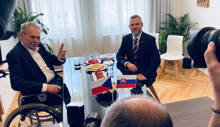 Slovenský prezident Pellegrini obdržel v Praze medy s houbami