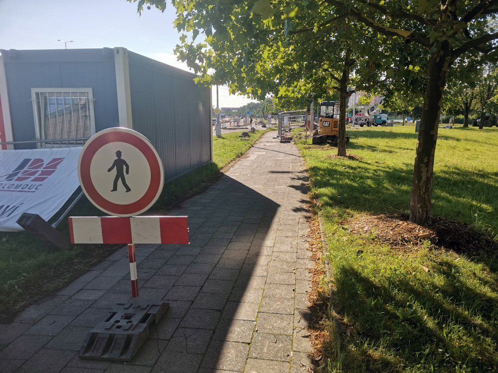 Provizorní přechod na průtahu Olomoucí zaskočil řidiče i chodce. Obrovské riziko, míní koordinátor BESIPu