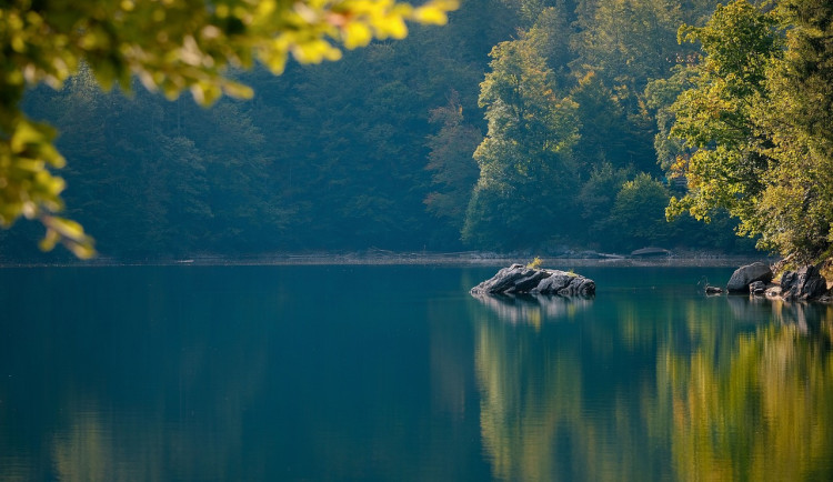 Během prodlouženého víkendu nás čekají příjemné letní teploty, které však mohou pokazit přeháňky