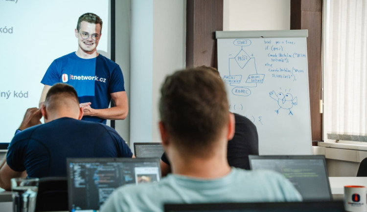 Největší česká IT akademie vstupuje na Slovensko. Její úspěšné kurzy studuje každý měsíc přes 55 tisíc studentů.