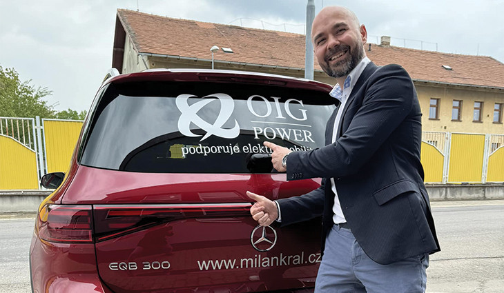 První vůz z firmy Milan Král, který Petr Maroš testoval. EQB 300 4M, výkon 168kWh, kapacita 66,4kWh, rychlost nabíjení AC až 11kWh DC až 100kWh.