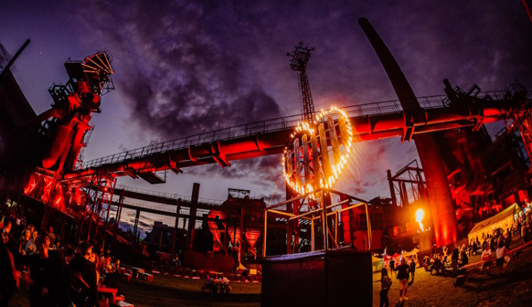 Prydzovo galapředstavení v kapkách deště. Festival Beats for Love je v polovině