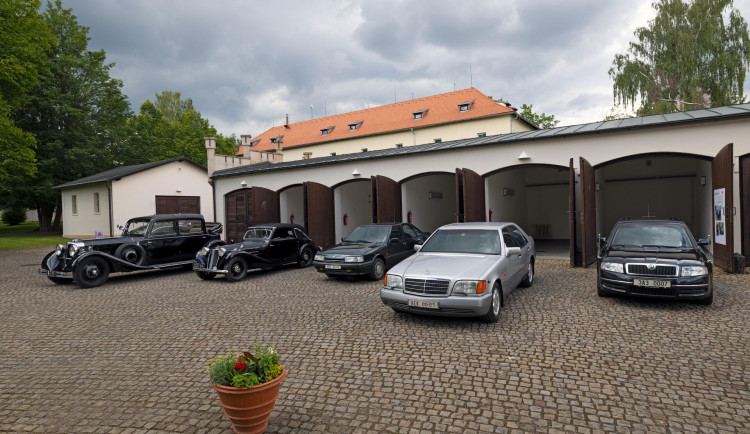 FOTO: Všechny prezidentské vozy. Petr Pavel zahájil v Lánech unikátní výstavu