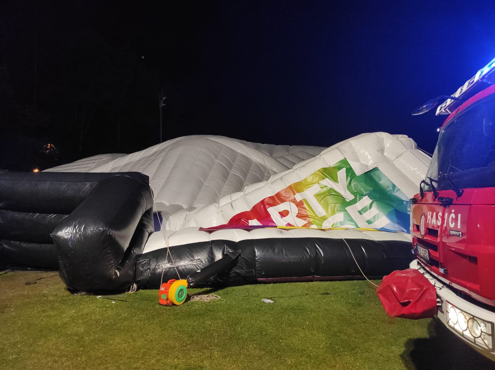 Vítr úřadoval na festivalu v Jihlavě. Spadl tam party stan, zranil několik desítek lidí