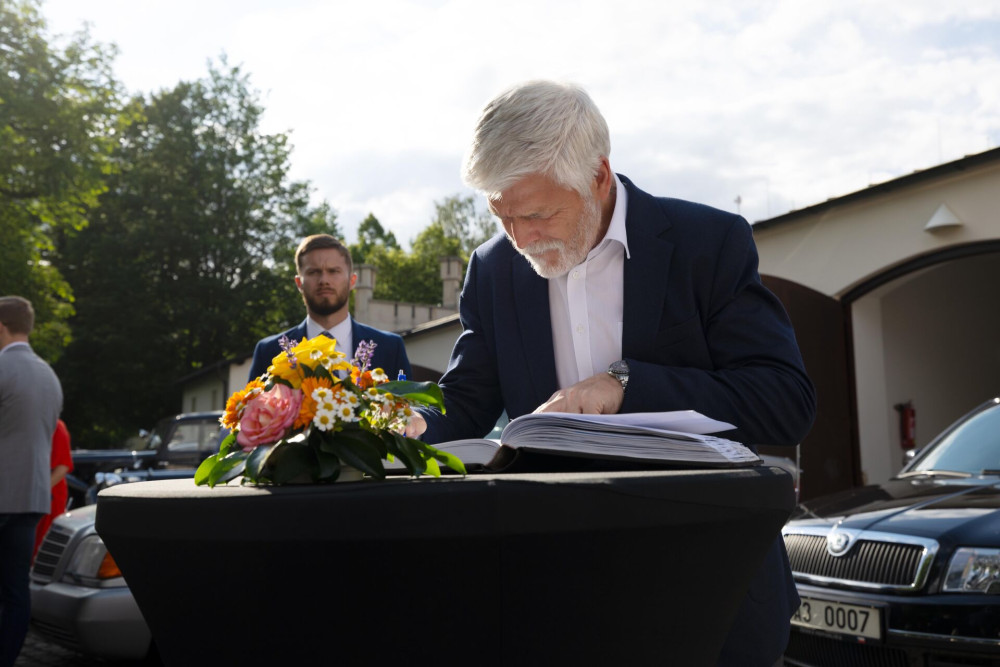 FOTO: Všechny prezidentské vozy. Petr Pavel zahájil v Lánech unikátní výstavu