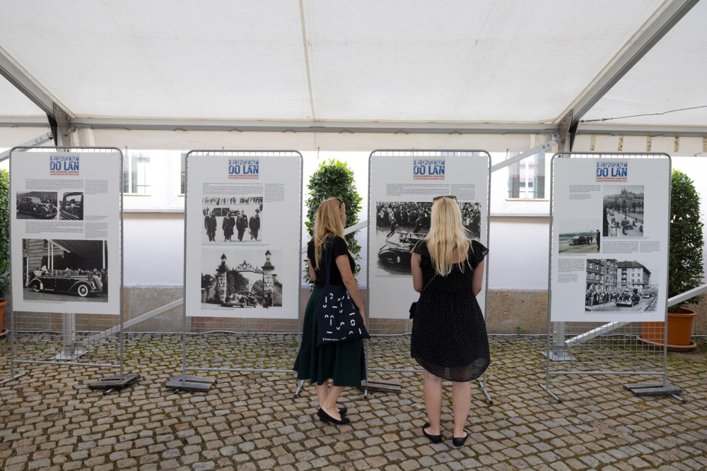 FOTO: Všechny prezidentské vozy. Petr Pavel zahájil v Lánech unikátní výstavu