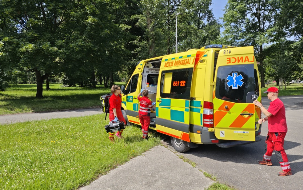 Motorkář z Opavska vyjel ze silnice a narazil do břehu příkopy. S vážnými zraněními skončil v péči záchranářů