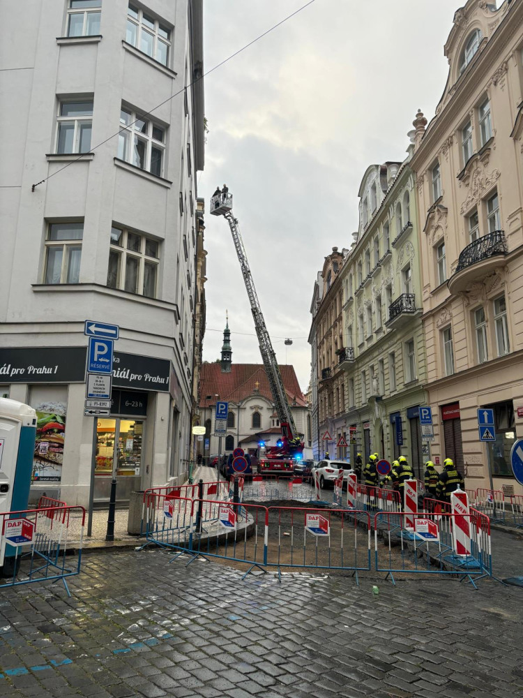 Alláh akbar, vykřikoval může z Prahy, který se v bytě poléval benzínem. Zasáhnout musela policie.