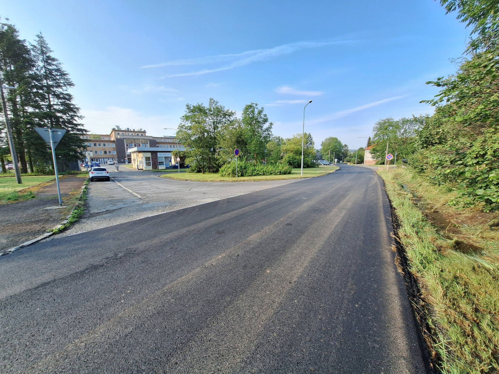 Po nové silnici po týdnech oprav už dojedete až do Rokycanské nemocnice