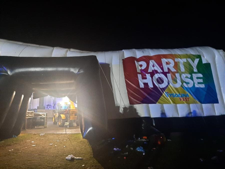 V jihlavské nemocnici skončilo po tlačenici na hudebním festivalu 17 lidí. tři z nich jsou na JIP