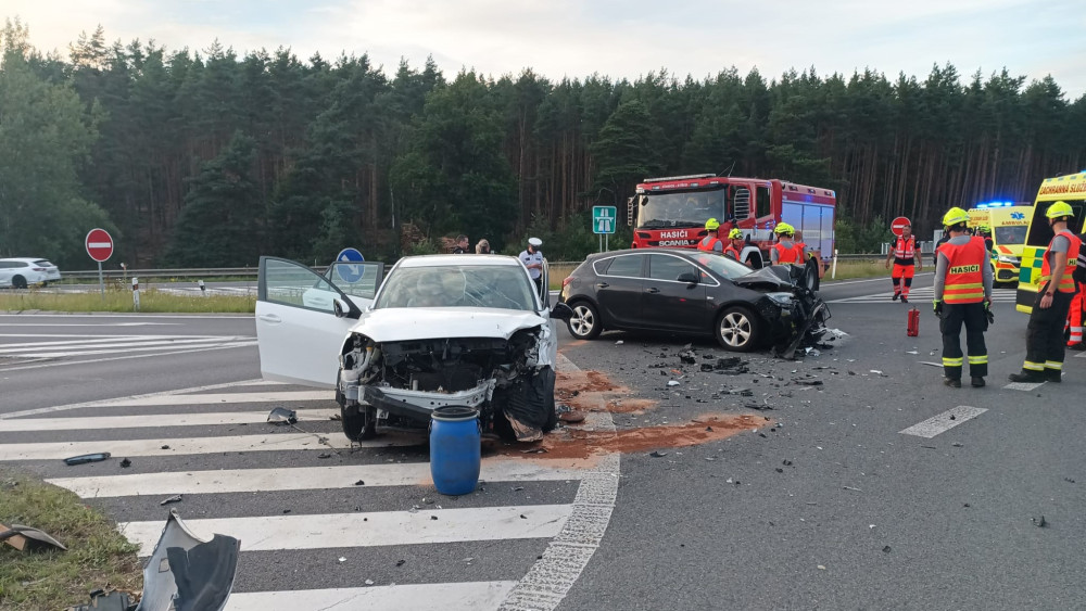 Při čelním střetu dvou osobáků se v podvečer zranilo pět osob. Mezi nimi bylo i jedno dítě