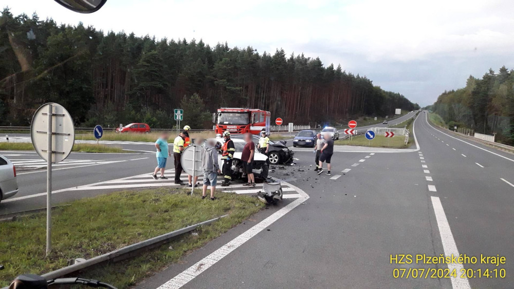 Při čelním střetu dvou osobáků se v podvečer zranilo pět osob. Mezi nimi bylo i jedno dítě