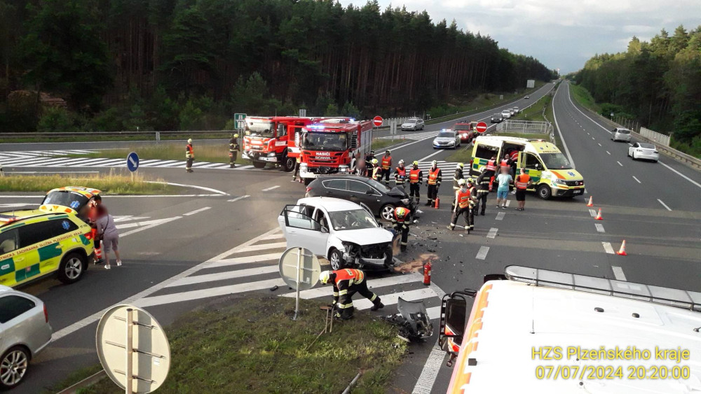 Při čelním střetu dvou osobáků se v podvečer zranilo pět osob. Mezi nimi bylo i jedno dítě