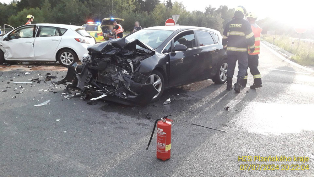 Při čelním střetu dvou osobáků se v podvečer zranilo pět osob. Mezi nimi bylo i jedno dítě