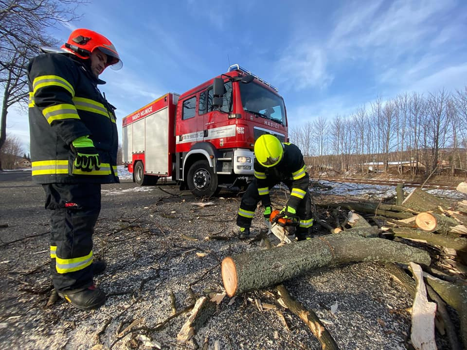 U Mirotic na Písecku zapálil blesk vzrostly strom, jinak byla bouřková noc spíše klidná