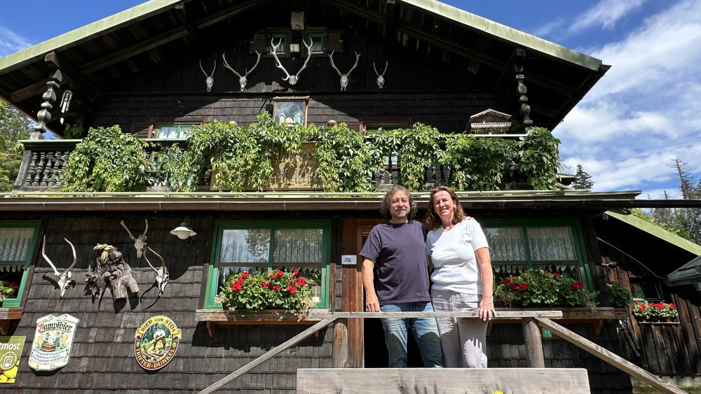 Nejslavnější výletní restaurace Šumavy a Bavorského lesa má dlouhou rodinnou tradici. Vlastní ji a provozuje německo-český manželský pár