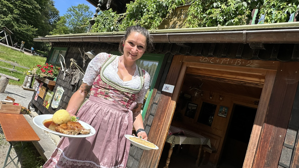 Nejslavnější výletní restaurace Šumavy a Bavorského lesa má dlouhou rodinnou tradici. Vlastní ji a provozuje německo-český manželský pár