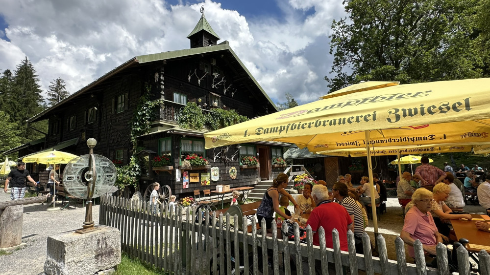 Nejslavnější výletní restaurace Šumavy a Bavorského lesa má dlouhou rodinnou tradici. Vlastní ji a provozuje německo-český manželský pár