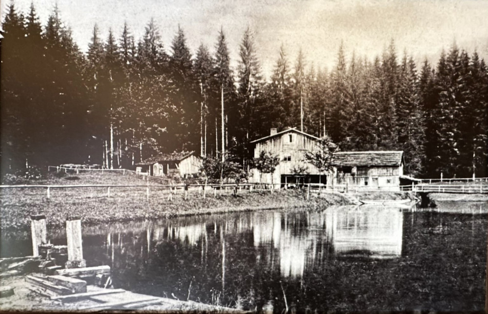 Nejslavnější výletní restaurace Šumavy a Bavorského lesa má dlouhou rodinnou tradici. Vlastní ji a provozuje německo-český manželský pár