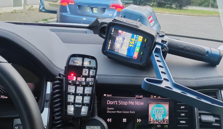 Policisté v autě poslouchali Don´t Stop Me Now. V tu chvíli se kolem nich prohnal řidič rychlostí 150km/h