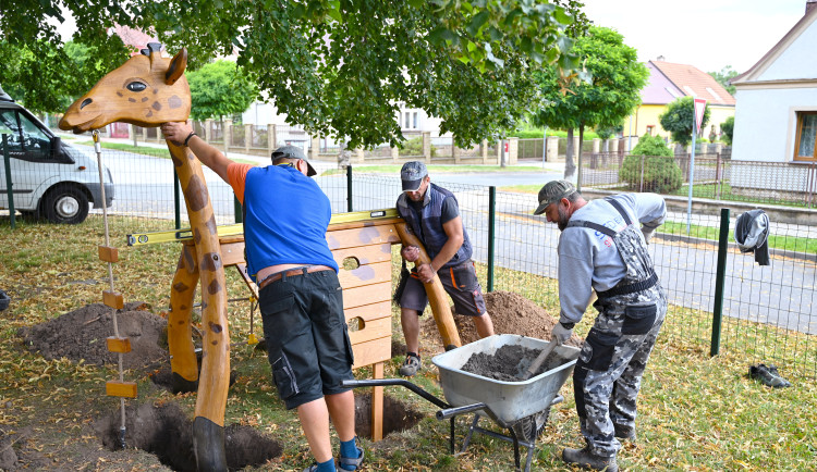 Dvůr Králové plní závazky z předchozího ročníku participativního rozpočtu. Rozšiřuje dětské hřiště