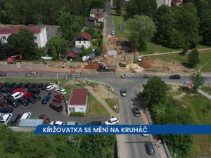 Křižovatka v Mariánských Lázních se mění na okružní, problémy tady měly i kamiony