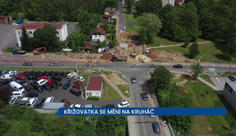 Křižovatka v Mariánských Lázních se mění na okružní, problémy tady měly i kamiony