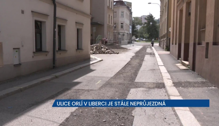 Orlí ulice v Liberci je rozkopaná, pro dopravu se otevře v září