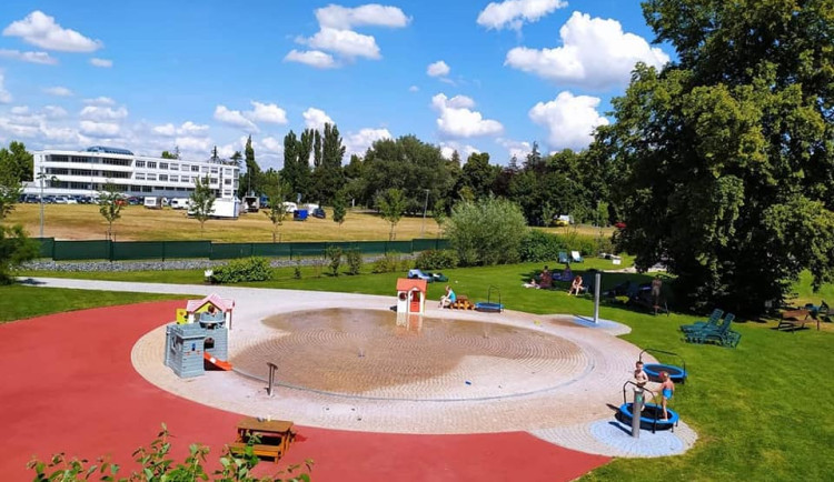 Jak zvládnout vysoké teploty v Hradci Králové? Koupaliště, mlžítka i přírodní koupání