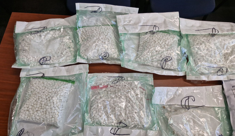 Kriminalisté obvinili další tři lidi v kauze Shaggy. Trojice sehnala materiál na výrobu několik set kilogramů drog