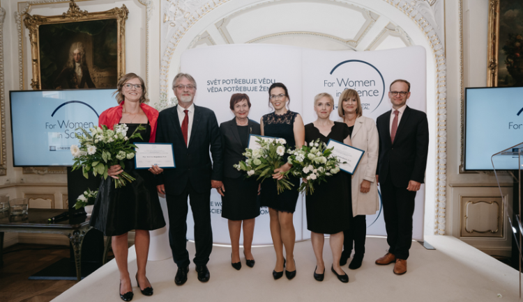 Česko trápí nedostatek vědkyň. L’Oréal-UNESCO Pro ženy ve vědě finančně podpořil tři expertky a ocenil jejich nelehkou práci
