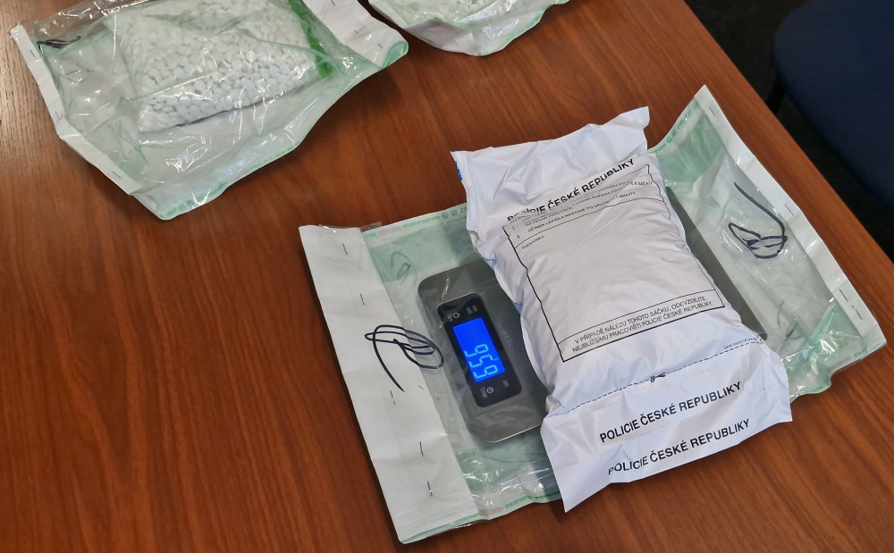 Kriminalisté obvinili další tři lidi v kauze Shaggy. Trojice sehnala materiál na výrobu několik set kilogramů drog