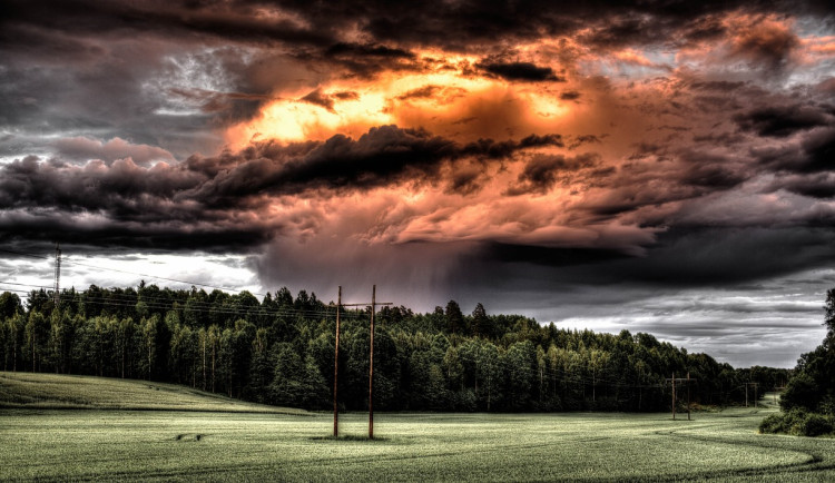 Čeká nás proměnlivý týden. V hradeckém kraji od tropických teplot až po silné bouřky
