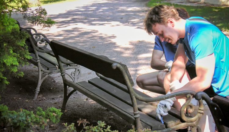 Během léta pomáhají s údržbou Hradce Králové studenti i brigádníci