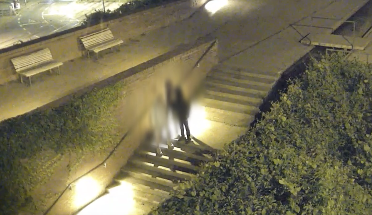 VIDEO: Normálně, vole, mě tady řezal a pak utekl, popsal muž napadený na Špilberku