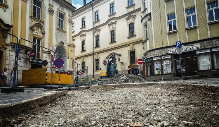 Kopeček z hradeckého Velkého náměstí bude opět průjezdný v polovině srpna