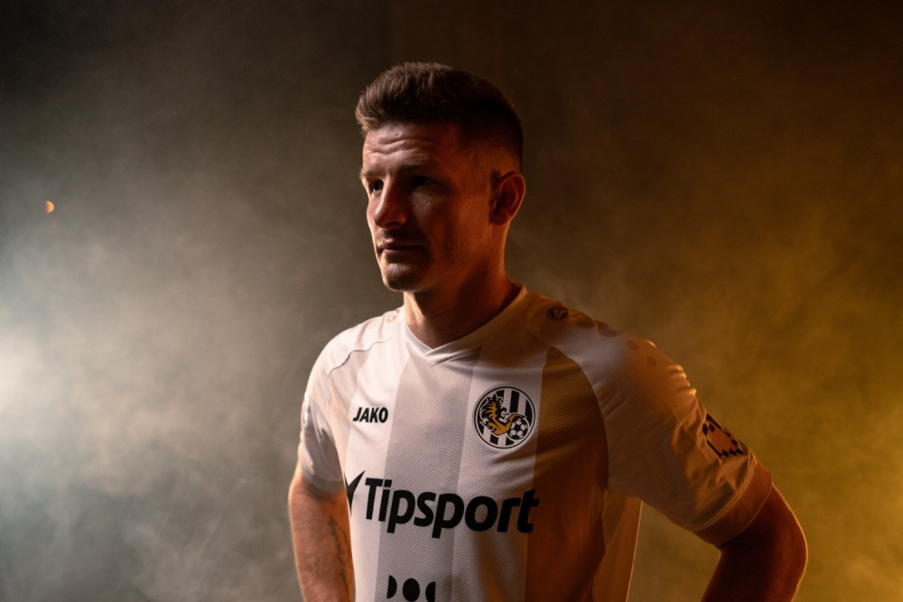 ANKETA: Hradečtí fotbalisté představují nové dresy pro sezónu 2024/25. Jak se vám líbí?