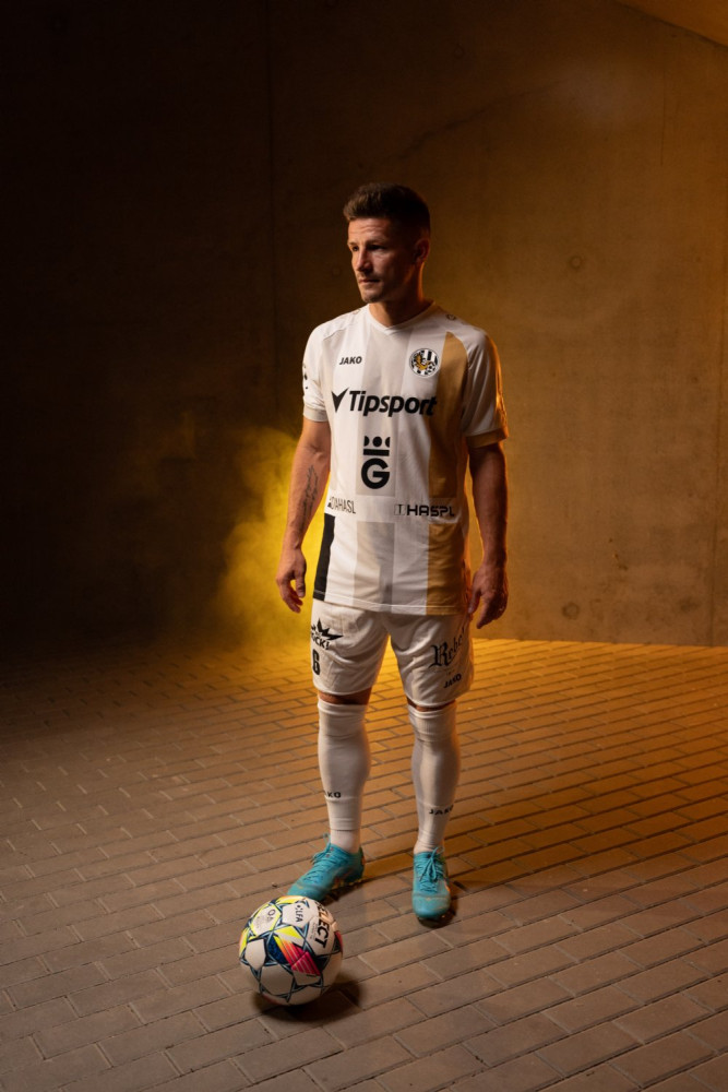 ANKETA: Hradečtí fotbalisté představují nové dresy pro sezónu 2024/25. Jak se vám líbí?