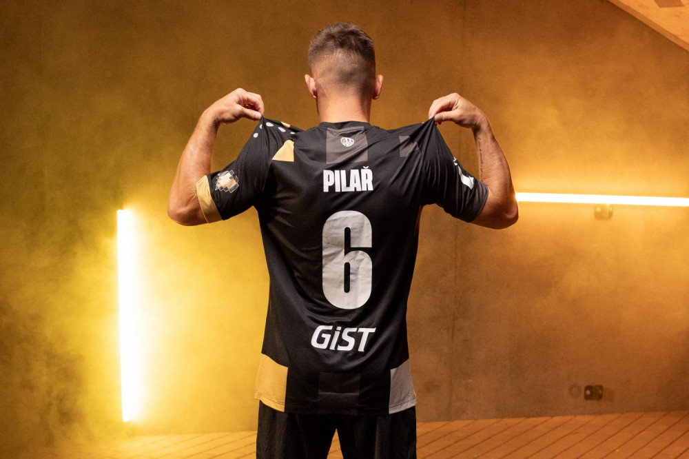 ANKETA: Hradečtí fotbalisté představují nové dresy pro sezónu 2024/25. Jak se vám líbí?