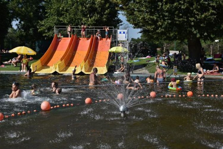 Koupaliště lákají návštěvníky. V Litovli je prodloužená otevírací doba, Penčice mají slevu vstupného