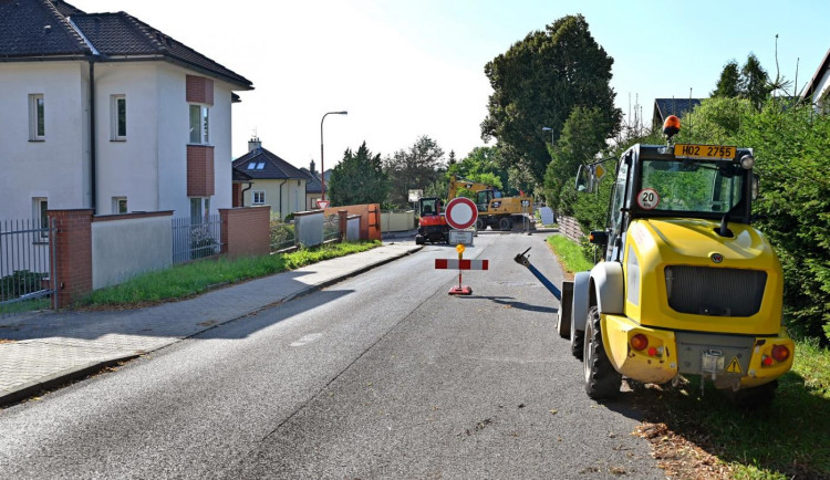 Obnova vodovodních trubek ve Dvoře Králové pokračuje. Práce postupují do závěrečné fáze