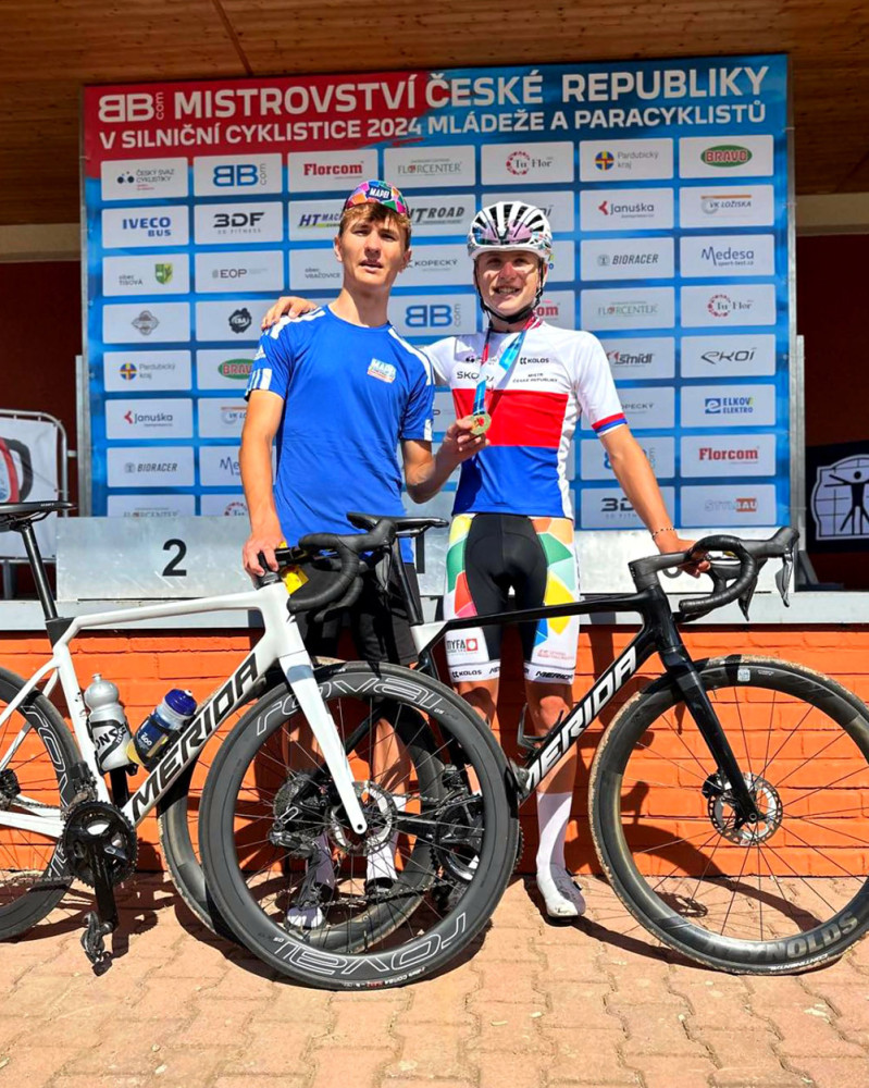 David Icha (vlevo) rozjel na mistrovství republiky kadetů Jakubovi Tesaříkovi spurt a Mapei Merida Kaňkovský tak bral zlato i v závodu jednotlivců.