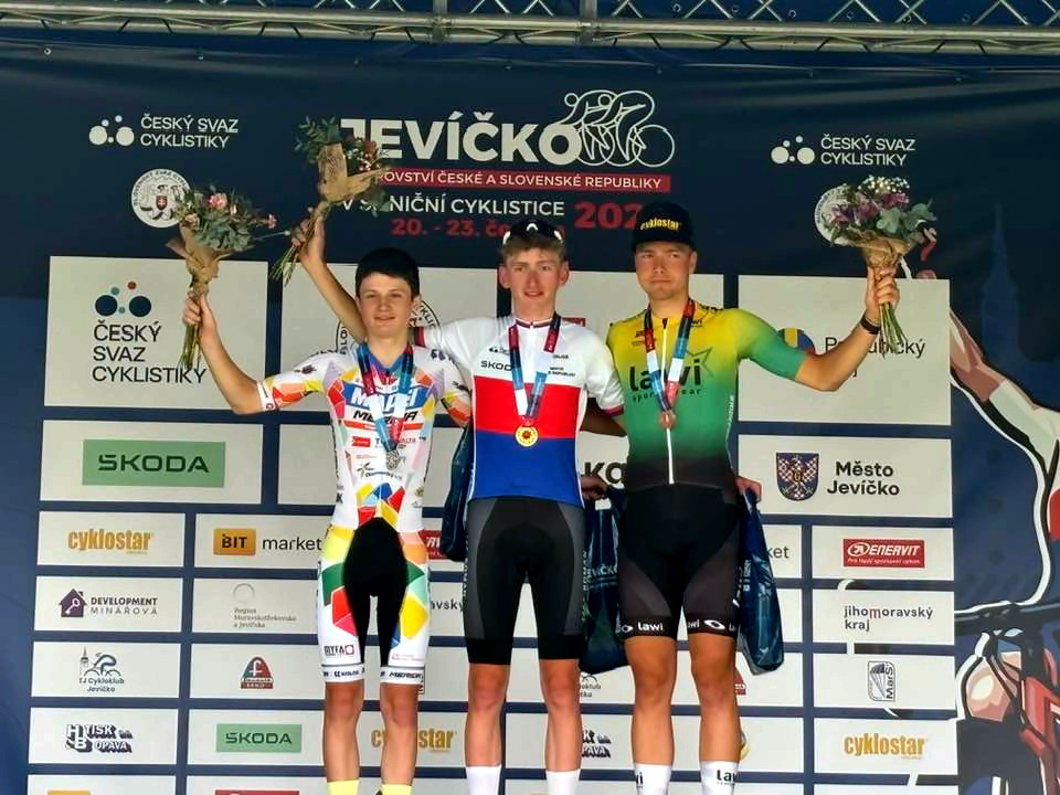 Matej Piták (vlevo) vybojoval na MČR v Jevíčku v časovce jednotlivců stříbrnou medaili.